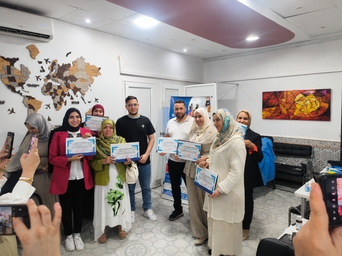 Groupe de participants avec leurs attestations de formation.