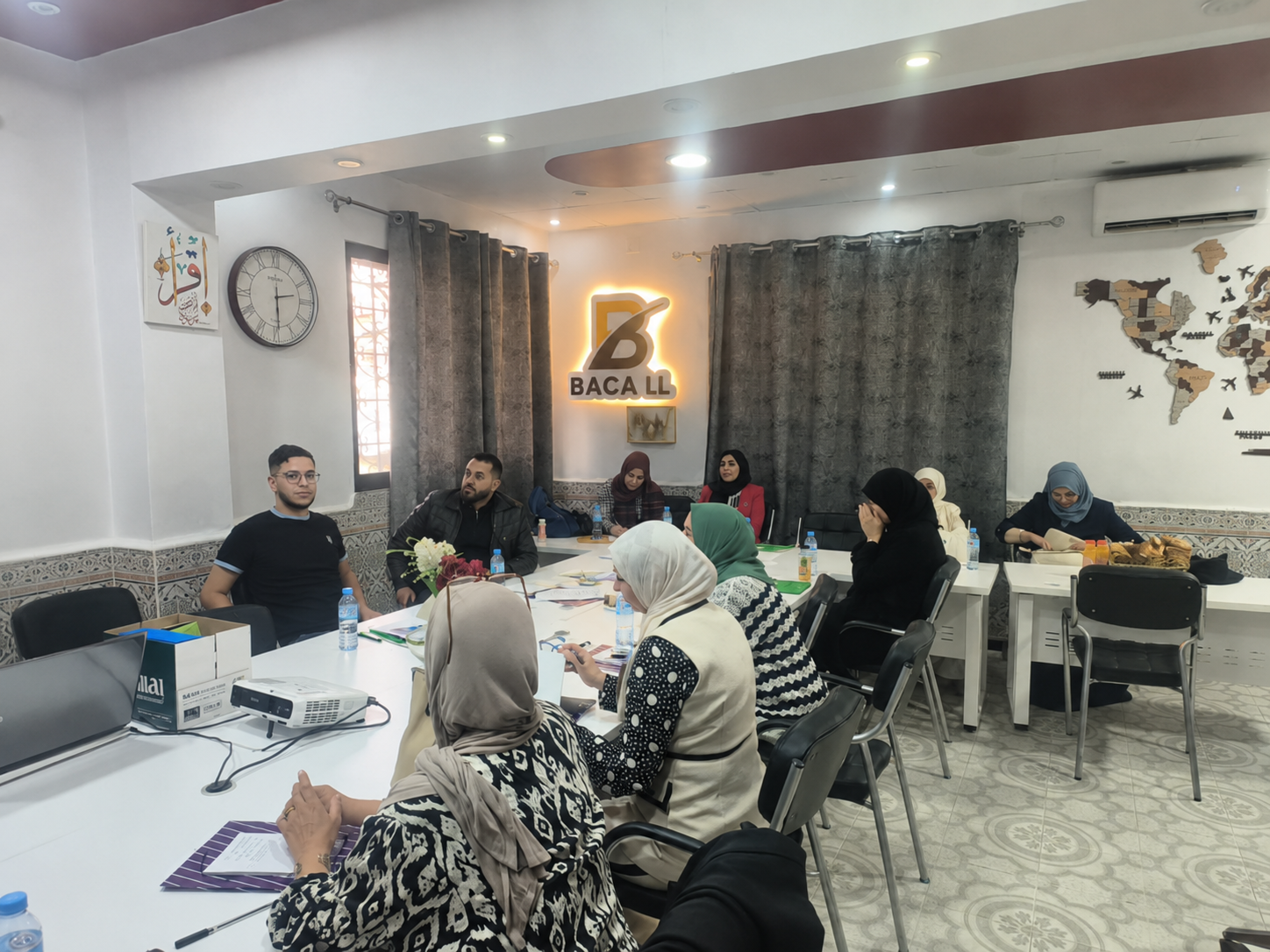 Session de formation BACA LL : praticiens réunis en salle autour du formateur.